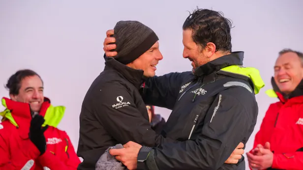 Charlie Dalin (links) naast nummer twee Yoann Richomme in Les Sables d’Olonne, na hun felle duel tijdens de Vendée Globe 