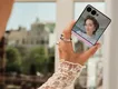 vrouw gebruikt nieuwste Samsung Smartphone