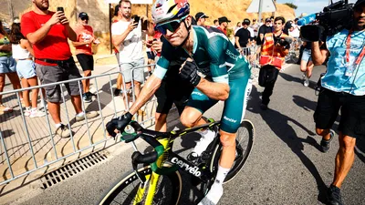 Een blije Wout van Aert na de zege in de Vuelta.