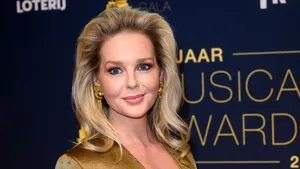 Chantal Janzen tijdens een rode loper event.