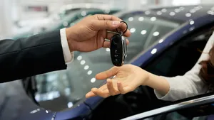 Autodealers gewaarschuwd: serieoplichter verduistert tientallen auto’s met deze doortrapte proefrittruc