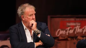 Jeremy Clarkson keert zich tegen moderne auto-industrie en adviseert aanschaf van oudere Alfa Romeo
