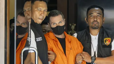 Steven Lyons tussen agenten op Bali.