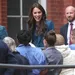 Foto van prinses Kate in gesprek met publiek. – Slechte gewoonte van prinses Kate