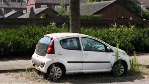 Burenruzie om parkeerplek: je belt de politie voor die vreemde auto, maar krijgt keihard het deksel op de neus