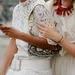 Vriendinnen in stijlvolle, zomerse kleding tijdens fashion week.