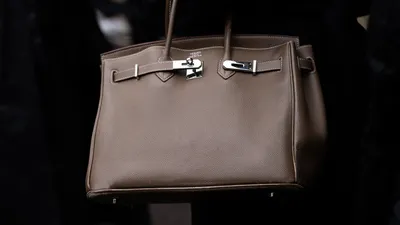 Hoe een omgevallen rieten mand op een vlucht naar Londen leidde tot het ultieme statussymbool. Ontdek de verborgen geschiedenis van de iconische Birkin.
