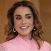 Koningin Rania deelt foto's van opgroeiende kleindochter. – Foto van koningin Rania in roze japon bij een evenement in Vaticaanstad, februari 2025.