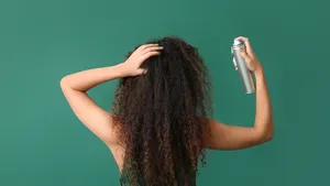 Is droogshampoo eigenlijk slecht voor je haar? 