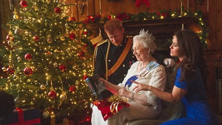Heerlijk British: dubbelgangers van Harry en Meghan vieren alvast kerst met 'The Queen'