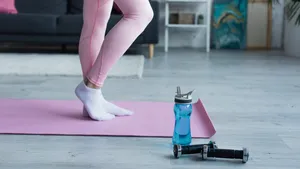 vrouw in sportkleding tijdens home work-out