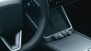 Gek van het touchscreen? Hoe dit bedrijf de fysieke knop terugbrengt in je Tesla