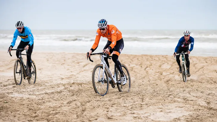 Van der Poel over 'mooi' WK-parkoers: 'Op strand en brug is Wout in het voordeel'