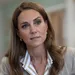 Foto van prinses Kate bij bezoek aan Colchester Hospital. – Kate moet afscheid nemen van rechterhand.