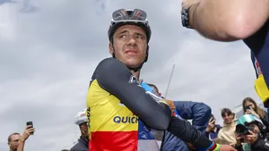 remco evenepoel kijkt weg