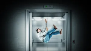 Man in vallende lift