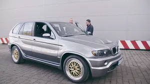 VIDEO: BMW Group Classic start de brute X5 Le Mans V12