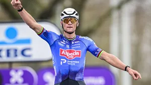 Mathieu van der Poel komt juichend over de finish in de Omloop Het Nieuwsblad.