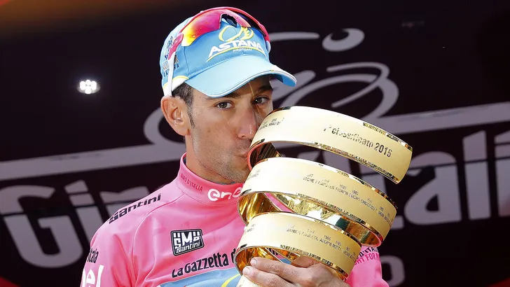 vincenzo nibali in de roze trui kust bokaal giro d'italia