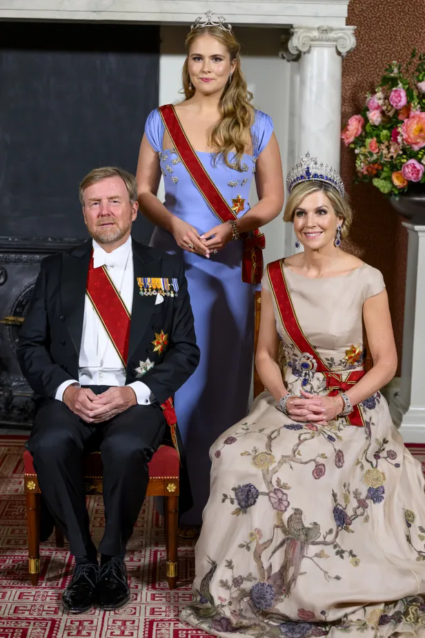 Prinses Amalia staatsbanket Duitsland: koning Willem-Alexander, prinses Amalia en koningin Máxima tijdens het fotomoment.