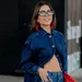 Vrouw vrolijk in stijlvolle kleding met lekker geurtje op.