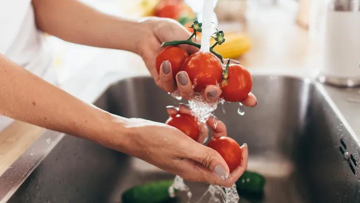 Waarom je ook je groente en fruit met zeep moet wassen vanwege het coronavirus