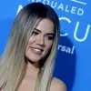 Khloé Kardashian wakkert verlovingsgeruchten aan met enorme diamanten ring
