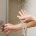 Vrouw stapt onder de douche - doucheproduct parfum langer hangen