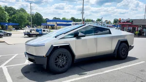Man (70) rijdt expres een diep meer in om een instelling van zijn Tesla Cybertruck te testen