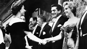Oeps: zo brak Marilyn Monroe het kledingprotocol bij haar ontmoeting met de Queen