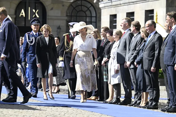 Koningin Máxima staatsbezoek Duitsland: koningin Máxima en presidentsvrouw Elke Büdenbender bij de officiële ontvangst.