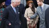 Prins Charles begeleidt Meghan naar het altaar