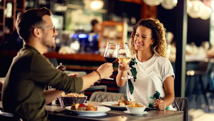 Waarom openheid over je budget de nieuwe dating-etiquette is