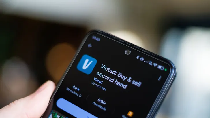 Persoon opent Appstore om Vinted te downloaden.