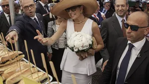 Willem-Alexander en Máxima brengen 'spontaan' bezoekje aan markt in Palermo