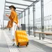 Vrouw onderweg naar haar vakantiebestemming.