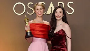 Vergeet de middenscheiding, want de zijscheiding is hot! De rode loper van de Oscars 2026 bewijst dat déze Y2K haartrend helemaal terug is. En het is volledig gratis...