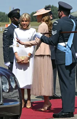 Prinses Kate verwelkomt Brigitte Macron op de rode loper.