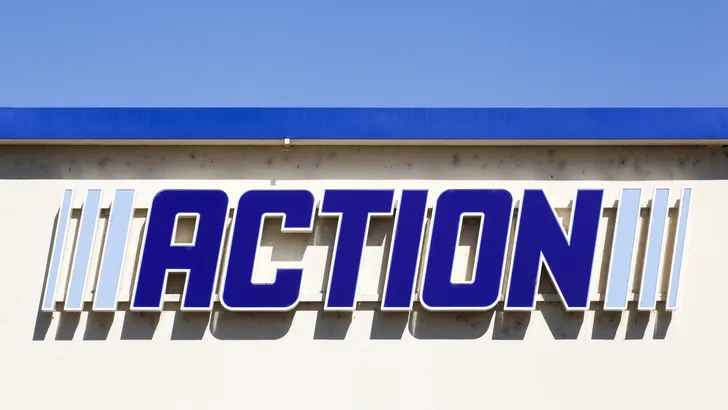 Foto van het Action-logo aan een gevel. – Gouden designlamp van Action kost slechts €6.