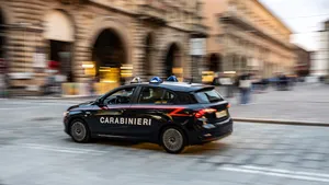 Oliedomme Italiaan rijdt zonder rijbewijs rond en maakt het nog veel erger als hij de politie ziet