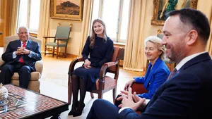 Prinses Elisabeth straalde gisteren tussen de Europese leiders bij de nieuwjaarsontvangst. Maar waar blijft prinses Amalia? Lees de analyse.