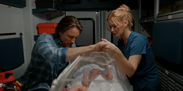  Alexandra Breckenridge (Mel) en Martin Henderson (Jack) in de laatste aflevering van seizoen zeven 