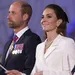 Foto van prins William en prinses Kate met Britse vlaggen bij VE Day 2025.