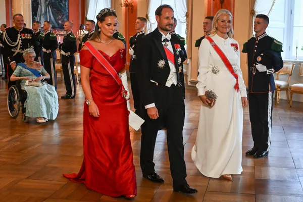 Mette, Haakon en Ingrid Alexandra maken hun opwachting bij het diner.