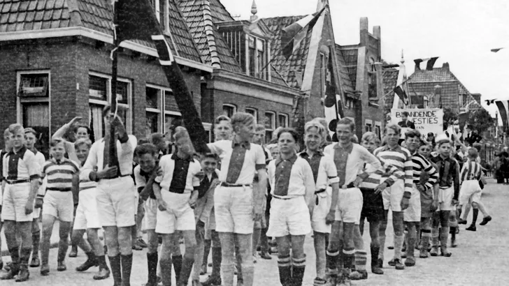 Amsterdamse voetballertjes in een bevrijdingsoptocht in Heerenveen