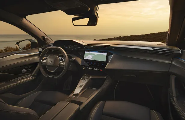 Interieur van de vernieuwde Peugeot 408 met i-Cockpit en centraal touchscreen