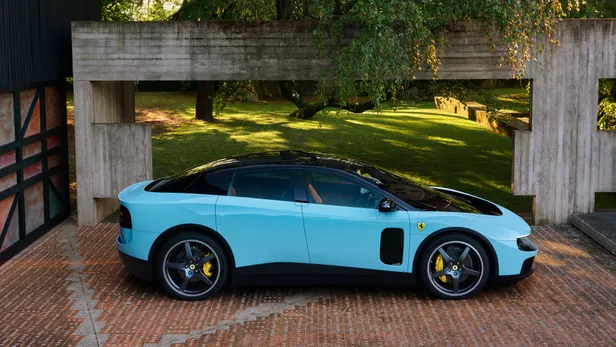 Volledig zijprofiel van de blauwe elektrische Ferrari Luce