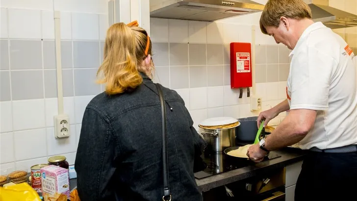 Video: Koning stuntelt met pannenkoeken bakken