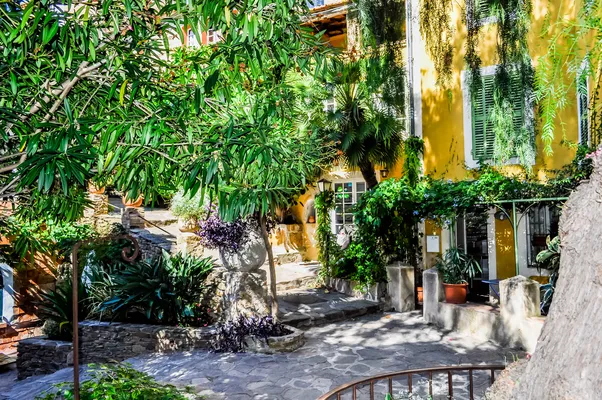 1. Bormes-les-Mimosas blijkt het geheime Côte d’Azur-dorp waar royals al jaren onderduiken.