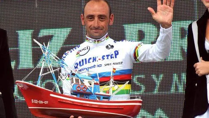 Vuelta-peloton onderweg met Bettini, geen Boonen